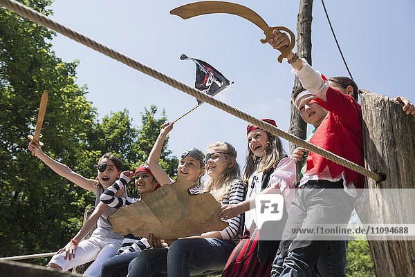 Eine Gruppe von Kindern spielt auf einem Piratenschiff auf einem Abenteuerspielplatz  Bayern  Deutschland