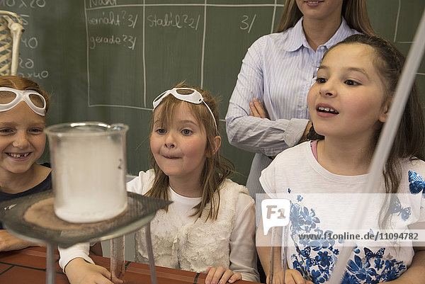Lehrerin und Schülerinnen bei wissenschaftlichen Experimenten  Fürstenfeldbruck  Bayern  Deutschland