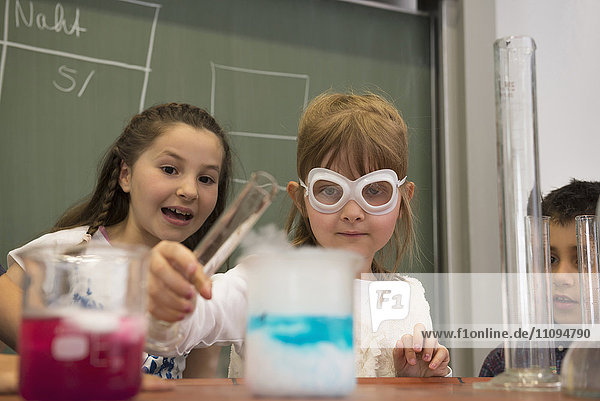 Schüler mischen Flüssigkeit im Chemieunterricht,  Fürstenfeldbruck,  Bayern,  Deutschland