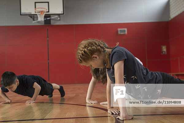 Kinder machen Liegestütze in einer Sporthalle  München  Bayern  Deutschland