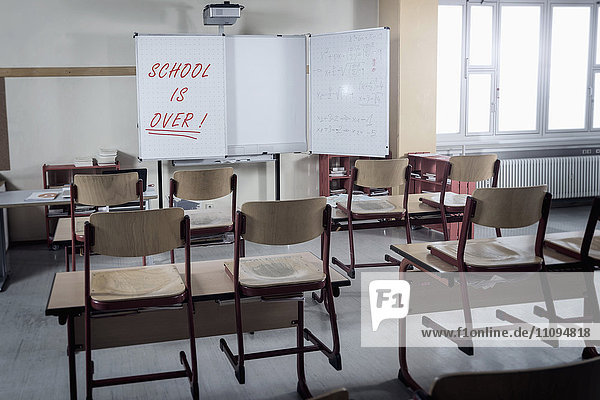 Tische und Stühle in einem leeren Klassenzimmer  Bayern  Deutschland