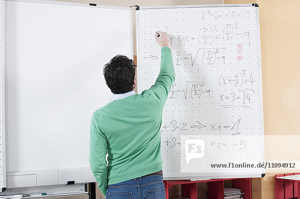 Lehrer unterrichtet Mathematik am Whiteboard  Bayern  Deutschland