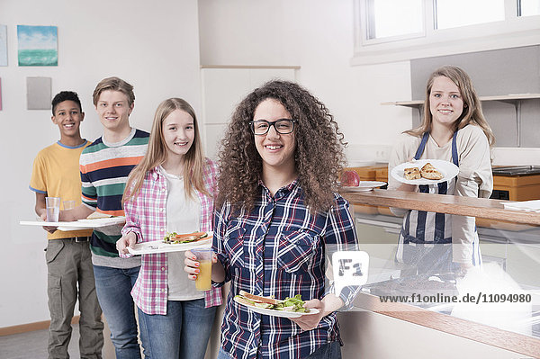 Universitätsstudenten beim Mittagessen in der Mensa  Bayern  Deutschland