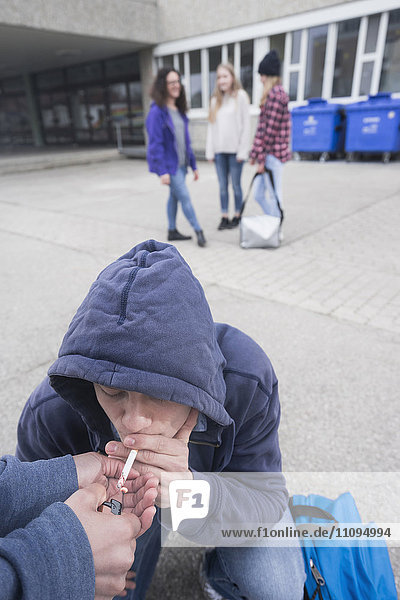 Universitätsstudent beim Zigarettenrauchen auf dem Campus  Bayern  Deutschland