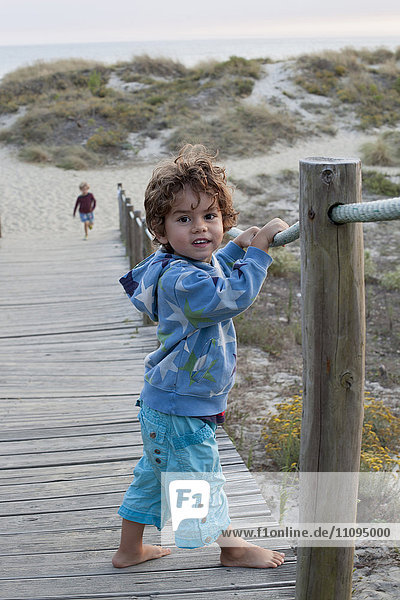 Porträt eines kleinen Kindes auf der Promenade am Strand  Viana do Castelo  Region Norte  Portugal