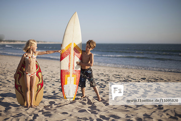 Mädchen zeigt ihrem Bruder etwas am Strand  Viana do Castelo  Region Norte  Portugal