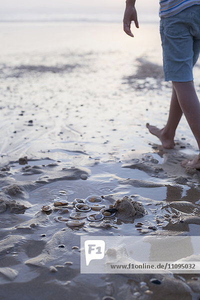 Tiefschnittansicht eines Mädchens  das am Strand spazieren geht  Lit-et-Mixe  Frankreich