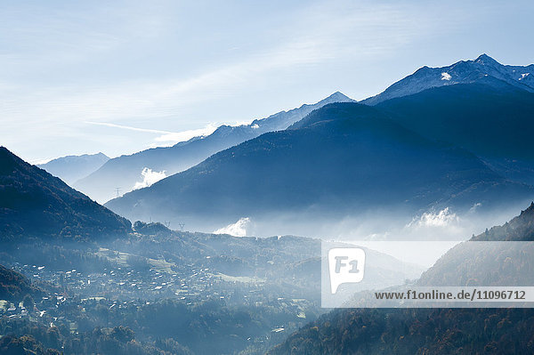 Blick auf Venthon  Französische Alpen  Savoie  Rhone Alpes  Frankreich  Europa
