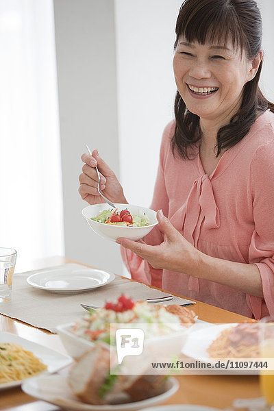 Reife Frau mit Salat