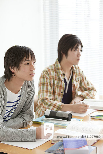 Zwei männliche Studenten im Klassenzimmer
