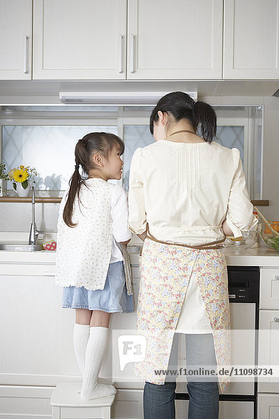 Mutter und Tochter beim Kochen