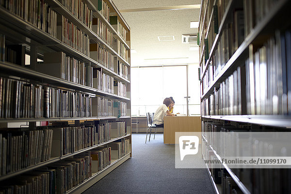 Zwei Studentinnen lesen in der Bibliothek