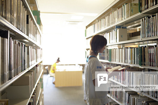 Studentinnen lernen in der Bibliothek