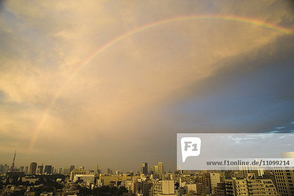 Regenbogen über Tokio