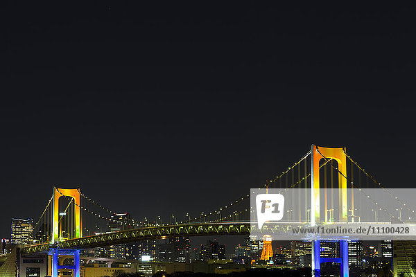 Regenbogenbrücke bei Nacht