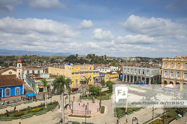 Blick auf den Parque Serafin Sanchez  den Hauptplatz  umgeben von neoklassizistischen Gebäuden  Sancti Spiritus  Provinz Sancti Spiritus  Kuba  Westindien  Karibik  Mittelamerika