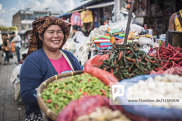 Porträt eines Marktstandbesitzers auf dem Markt von Berastagi (Brastagi)  Nord-Sumatra  Indonesien  Südostasien  Asien