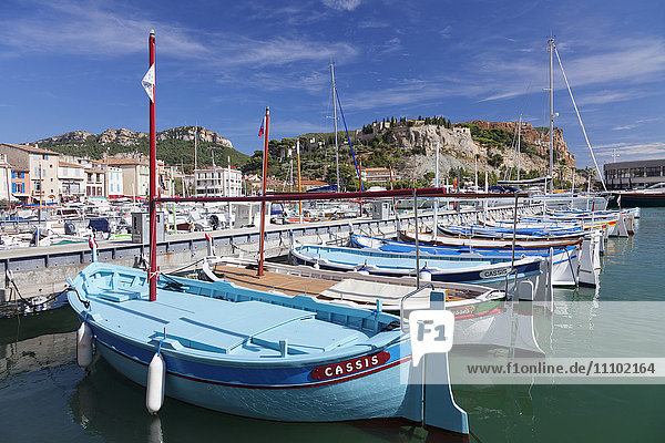 Fischerboote am Hafen  Burg im Hintergrund  Cassis  Provence  Provence-Alpes-Cote d'Azur  Frankreich  Mittelmeer  Europa