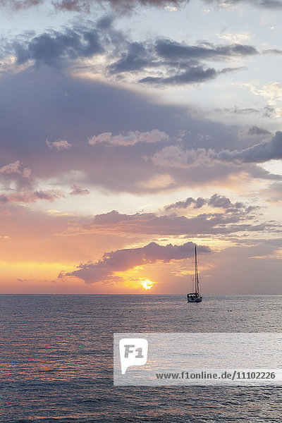 Segelboot bei Sonnenuntergang  Playa de Los Cristianos  Los Cristianos  Teneriffa  Kanarische Inseln  Spanien  Europa