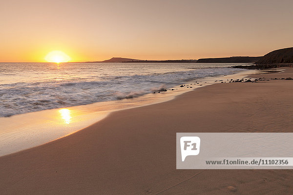 Strand Playa Papagayo bei Sonnenuntergang  nahe Playa Blanca  Lanzarote  Kanarische Inseln  Spanien  Atlantik  Europa