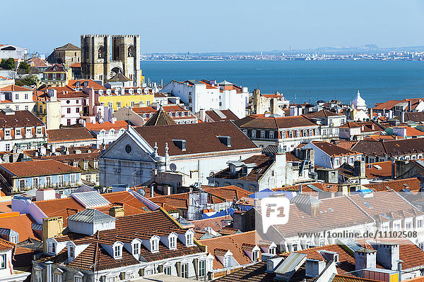 Se (Kathedrale) und Skyline der Stadt  Lissabon  Portugal  Europa