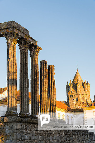 Römischer Tempel der Diana vor der Kathedrale Santa Maria  UNESCO-Weltkulturerbe  Evora  Alentejo  Portugal  Europa