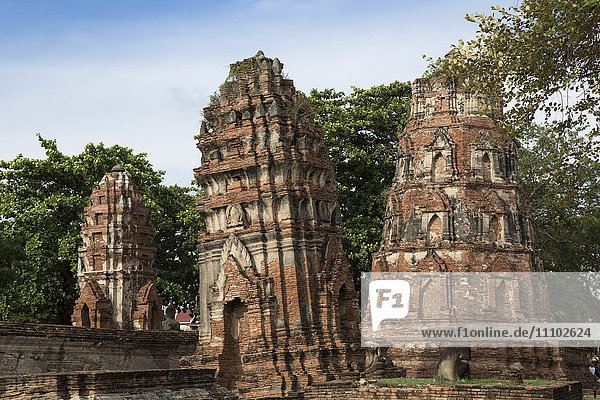 Prangs (Stupas) im Khmer-Stil (Chedis) im Wat Mahathat  Ayutthaya  UNESCO-Weltkulturerbe  Thailand  Südostasien  Asien