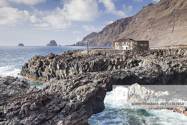 Felsbogen und Hotel Punta Grande  Las Puntas  El Golfo  Lavaküste  UNESCO-Biosphärenreservat  El Hierro  Kanarische Inseln  Spanien  Atlantik  Europa