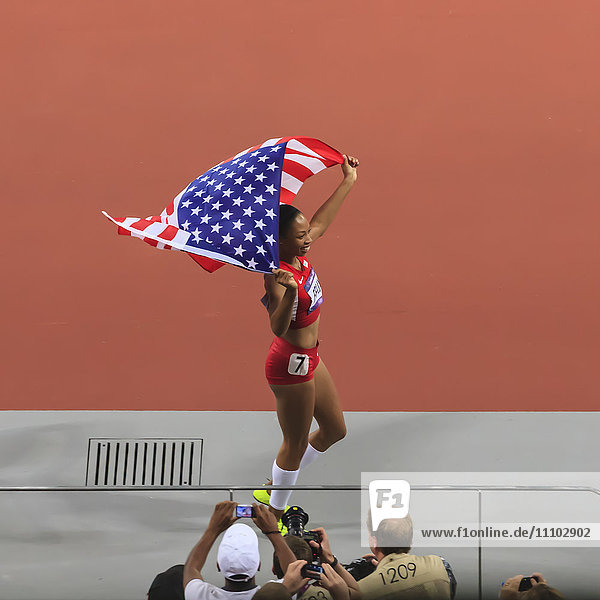Allyson Felix  Vereinigte Staaten  feiert mit Fahne nach dem Sieg über 200 m der Frauen  Stadion  London 2012  Olympische Spiele  London  England  Vereinigtes Königreich  Europa
