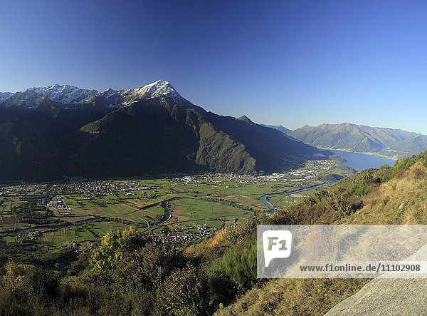 Panorama des Monte Legnone und des Comer Sees im Hintergrund  Valtellina  Lombardei  Italien  Europa