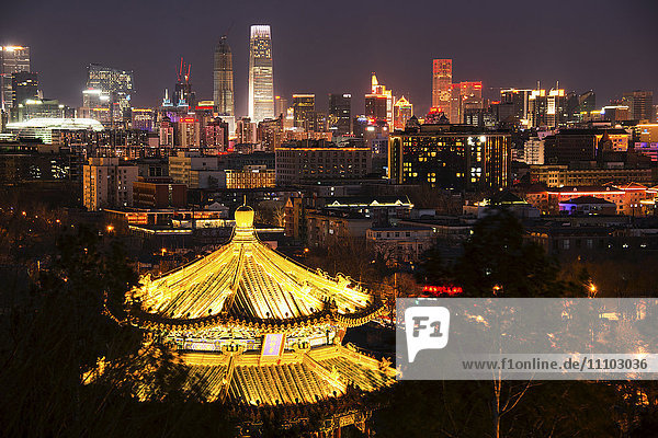 Beleuchtete Pagode und Stadtbild von Peking bei Nacht  Peking  China  Asien