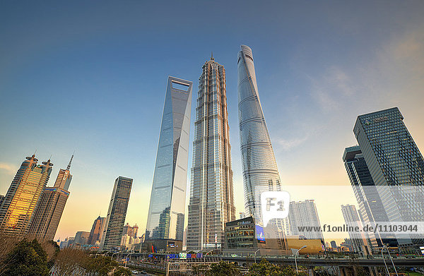 Wolkenkratzer von Lujiazui  Shanghai World Financial Center  Jin Mao Tower und Shanghai Tower  Shanghai  China  Asien