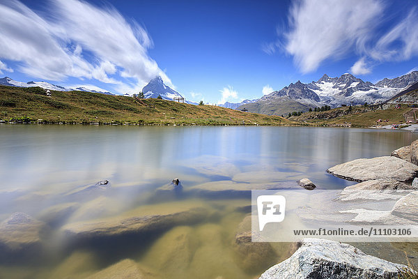 Der Leisee umrahmt das Matterhorn und die hohen Gipfel im Hintergrund im Sommer  Zermatt  Kanton Wallis  Schweizer Alpen  Schweiz  Europa