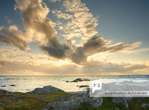 Sonnenuntergang über dem Meer  Isle of Colonsay  Innere Hebriden  Schottland  Vereinigtes Königreich  Europa