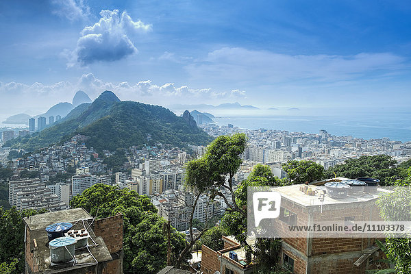 Rio de Janeiro von der Favela Cabritos in Copacabana  Moro Sao Joao und Zuckerhut im Vordergrund  Copacabana rechts im Bild  Rio de Janeiro  Brasilien  Südamerika