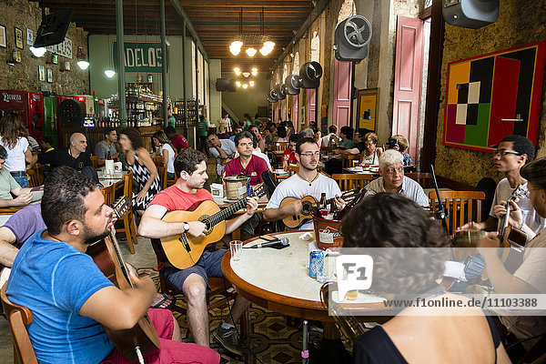 Adelos Chorinho-Bar im alten Stadtzentrum  eine Band spielt Choro-Musik (Chorinho)  Rio de Janeiro  Brasilien  Südamerika