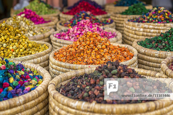 Verkauf von Kräutern an einem Stand auf dem Platz Djemaa el Fna in der Medina von Marrakesch  Marokko  Nordafrika  Afrika
