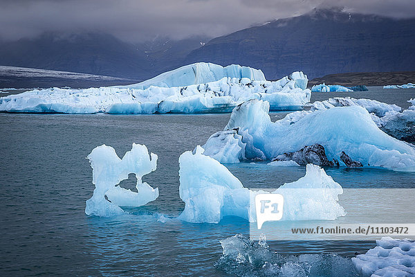 Eisberge in der Gletscherlagune unterhalb des Breidamerkurjokull-Gletschers  Jokulsarlon  Vatnajokull  Island  Polarregionen