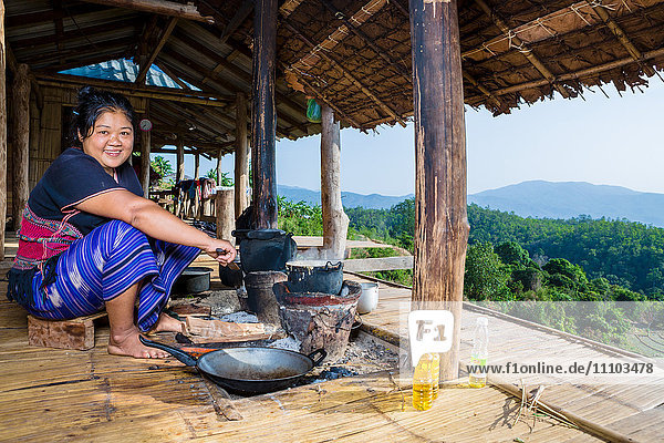 Dorfbewohner der Weißen Karen (Kayin) kochen an einem traditionellen Herd in einem Bergdorf nahe Doi Inthanon  Chiang Mai  Thailand  Südostasien  Asien