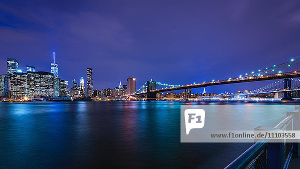 Brooklyn Bridge und Manhattan Skyline in der Abenddämmerung  New York City  New York  Vereinigte Staaten von Amerika  Nordamerika