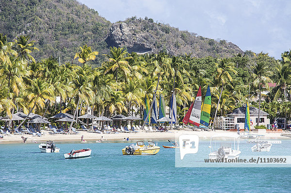 Wassersport und Sonnenliegen zur Unterhaltung und Entspannung  Carlisle  Morris Bay  Antigua und Barbuda  Leeward Islands  Westindische Inseln  Karibik  Mittelamerika
