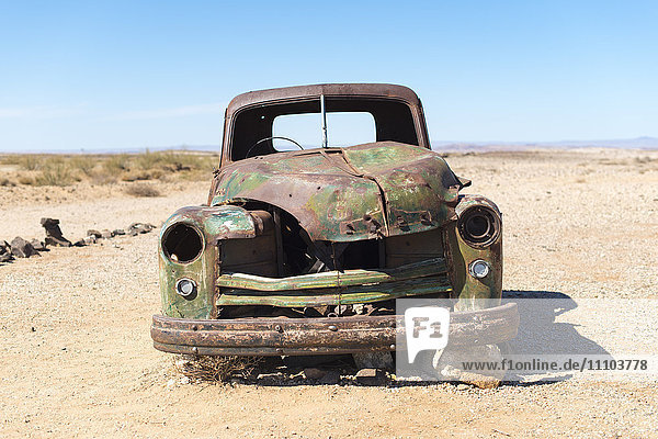Ein rostiges  verlassenes Auto in der Wüste bei Aus im südlichen Namibia  Afrika