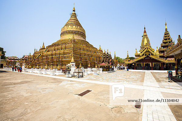 Die Shwezigon-Pagode (Shwezigon Paya)  ein buddhistischer Tempel in Nyaung-U  einer Stadt nahe Bagan  Myanmar (Burma)  Asien