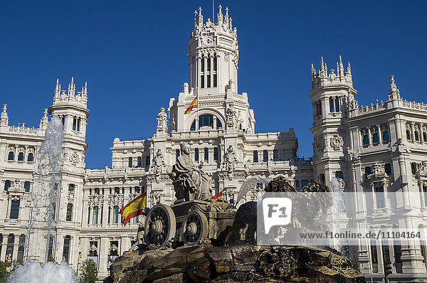 Plaza de Cibeles Palast (Palacio de Comunicaciones) und Springbrunnen  Plaza de Cibeles  Madrid  Spanien  Europa