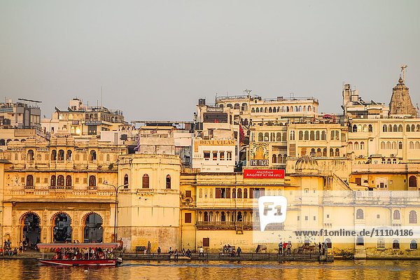 Alte Gebäudefassaden  Boot im Vordergrund  Stadtpalast-Seite  Pichola-See  Udaipur  Rajasthan  Indien  Asien
