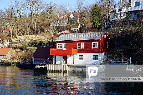 Hütten am Fjord in der Nähe von Bergen  Hordaland  Norwegen  Skandinavien  Europa