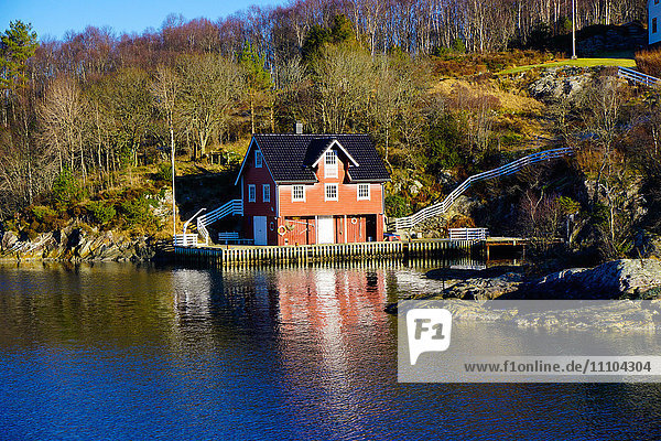 Hütten am Fjord in der Nähe von Bergen  Hordaland  Norwegen  Skandinavien  Europa