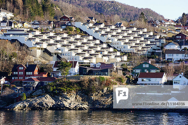Wohnsiedlung am Fjord in der Nähe von Bergen  Hordaland  Norwegen  Skandinavien  Europa