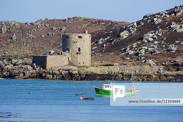 Fischerboot  Cromwell's Castle auf Tresco  Isles of Scilly  England  Vereinigtes Königreich  Europa