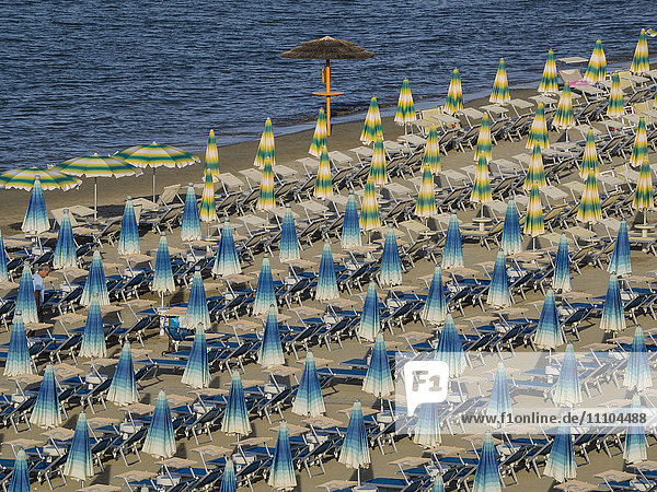 Regenschirme am Strand  Gatteo a Mare  Region Emilia Romana  Adriatisches Meer  Italien  Europa